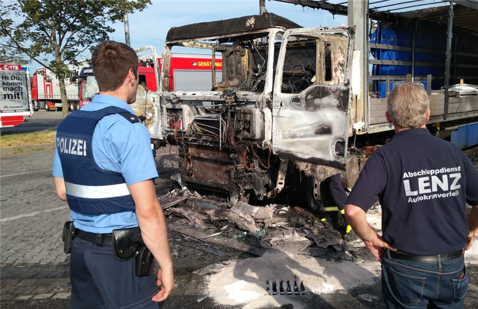 Lastwagen in Flammen aufgegangen