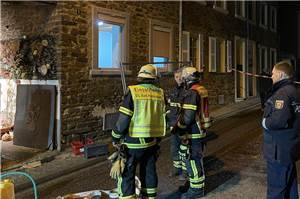 Wohnungsbrand in Rheinbrohl: Brandbekämpfung in eng bebauter Ortsmitte