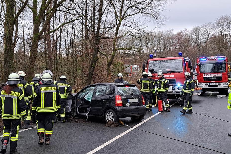 In Unfallauto eingeklemmt: Fahrer wird von Feuerwehr gerettet