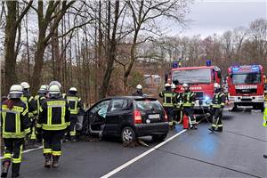 In Unfallauto eingeklemmt: Fahrer wird von Feuerwehr gerettet