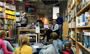 Ministerin Dr. Stefanie Hubig
liest Leseclubkindern vor