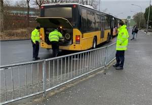Beamte nehmen Schulbusse unter die Lupe