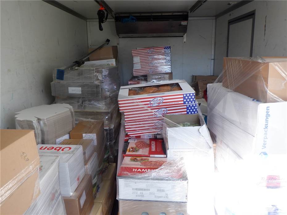 Polizei kontrolliert Ekel-Lkw: Lebensmittel ohne Kühlung transportiert