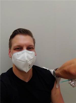 Rettungsdienstmitarbeiter Michael Parschau lässt sich impfen