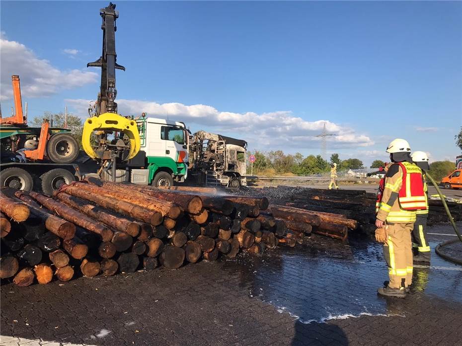 A3: Brennender Holztransporter auf dem Rastplatz