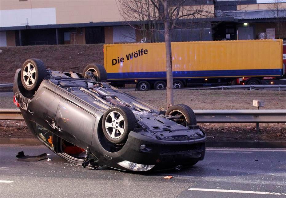 Über rote Ampel gefahren: Autoüberschlag nach Crash
