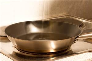 Fett mit Wasser gelöscht: Stichflamme setzt Küche in Brand