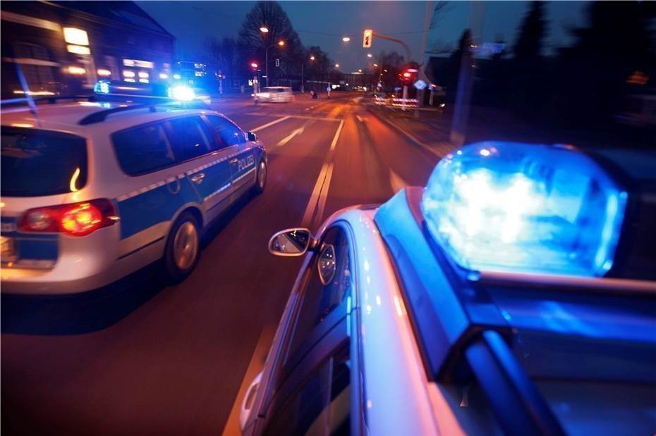 Großsiedlung Neuendorf: Vier beschädigte Polizeiautos nach gezieltem Beschuss mit Pyrotechnik 