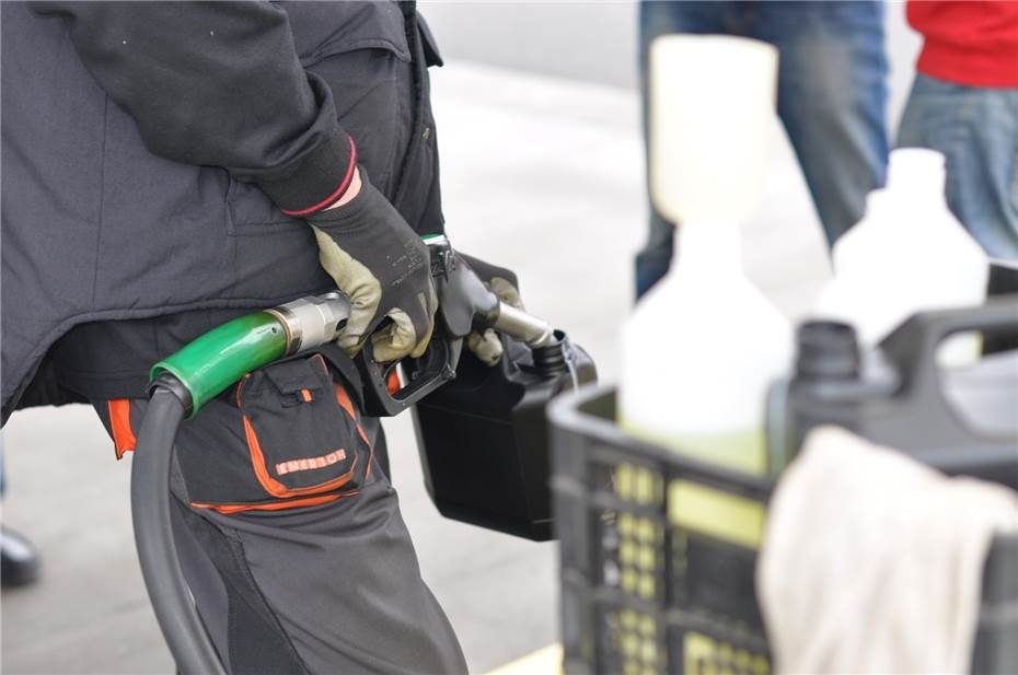 Kall: Fahrer betankt Auto mit Heizöl