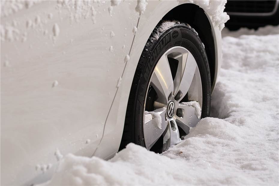 Wintereinbruch: Zahlreiche Unfälle auf glatten Straßen