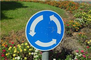 Ahrweiler: Blauer Sattelzug schleift Findling mit und fährt davon