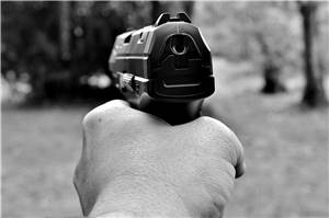 Spur der Verwüstung: Betrunkener Golf-Fahrer schießt mit Pistole um sich