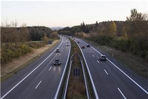 A61: Fahrzeuge auf Autobahn mit Kartoffeln und Kohl beworfen