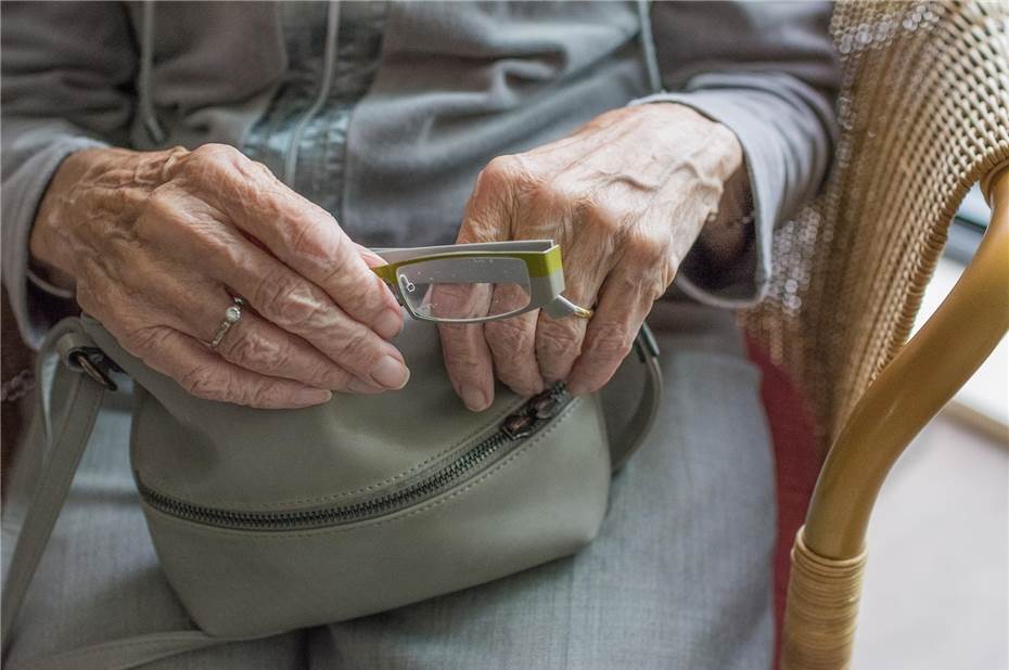 86-Jährige überglücklich: Verlorene Handtasche durch ehrlichen Finder abgegeben
