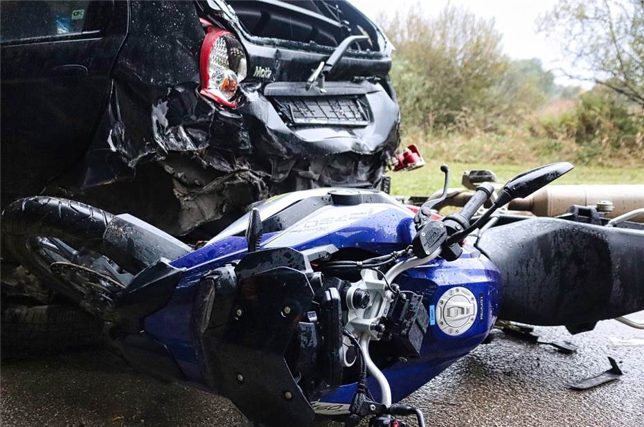Motorradfahrer nach Zusammenstoß mit Pkw schwer verletzt