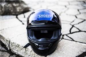 Helm an abgestellten Zweirad in Linz beschädigt
