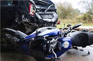 Schwerer Verkehrsunfall zwischen Motorrad und Pkw