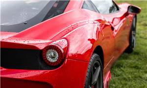 Unfall auf A48: Ferrari verliert Kontrolle und kracht in Leitplanke