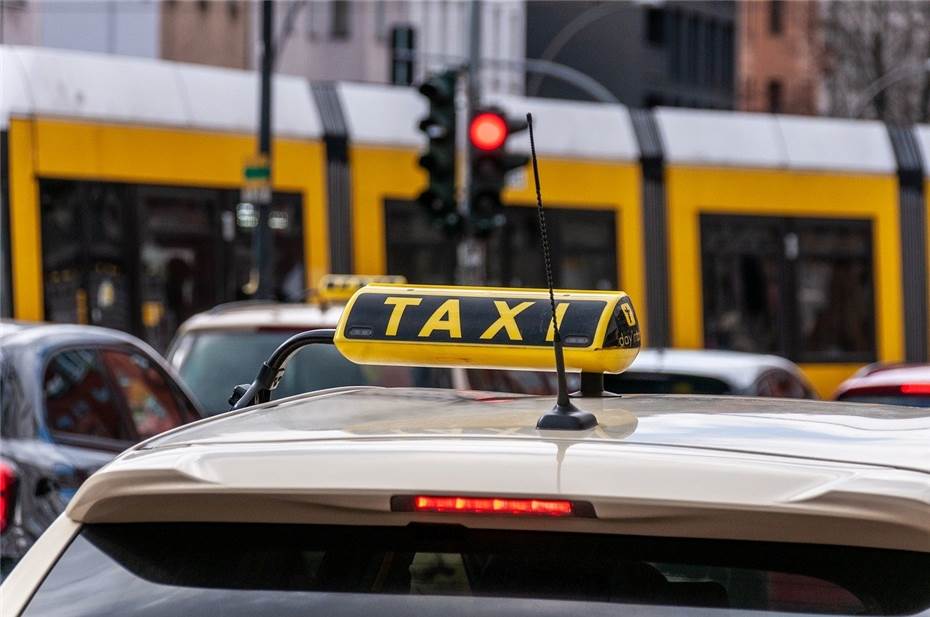 Taxifahrer durch Fahrgast bedroht
