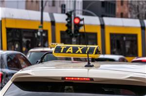 Taxifahrer durch Fahrgast bedroht