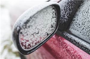 Kontrolle von schneebedeckten Fahrzeugen