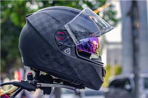 Biene im Helm: 18-jähriger Motorradfahrer gestürzt