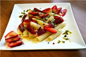 Spargelsalat mit Erdbeeren und Rucola