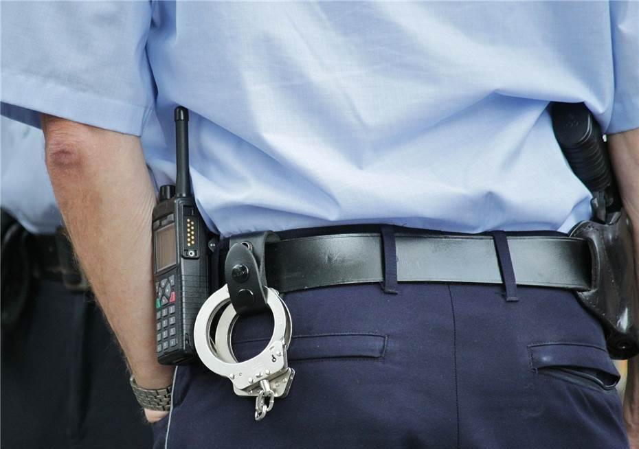 Bonn: Alkoholisierter 27-Jähriger wollte Polizisten die Schusswaffe entreißen