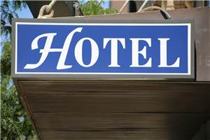 Koblenz: Aggressive Hotelgäste zerlegen Flur 