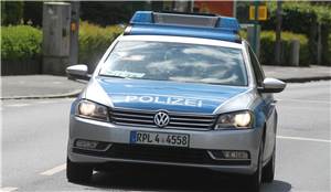 Bonn: Mercedes kollidiert mit Straßenlaterne 