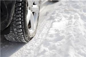 Unfall auf B 484: Autofahrerin war bei Schnee mit Sommerreifen unterwegs