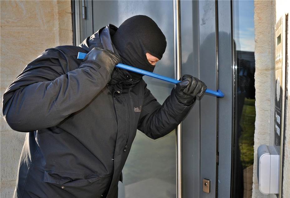 Neuwied: Einbrecher schmeißen Glastüre ein