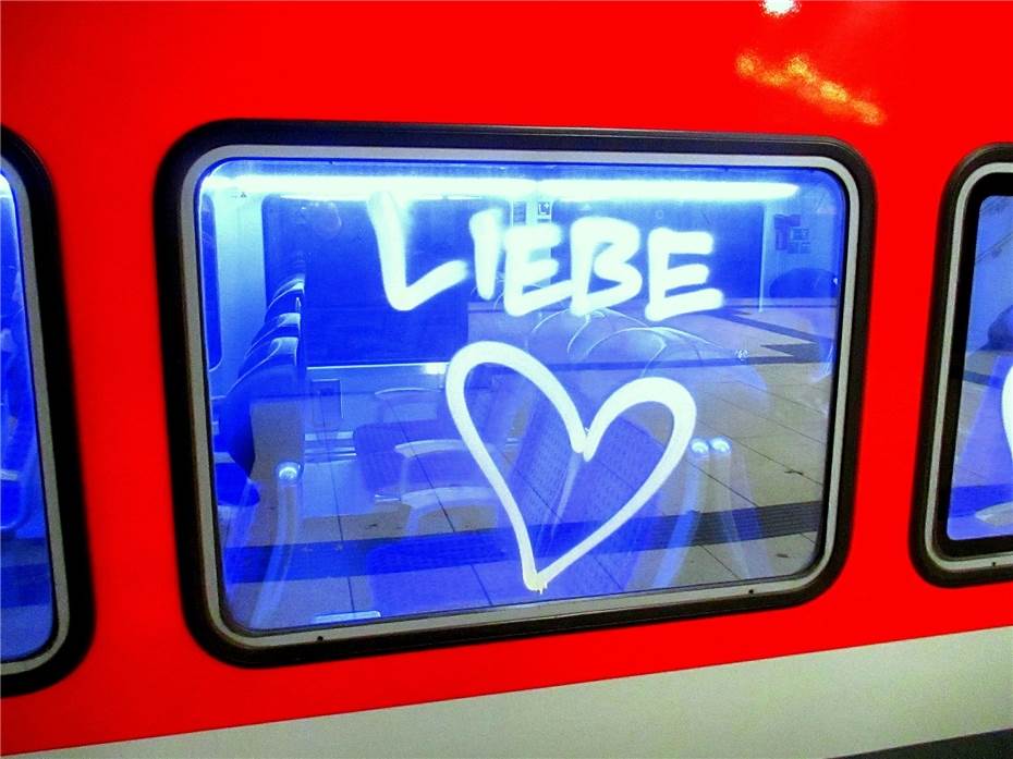 Linz: Sprayer besprühen Reisezug auf einer Fläche von 180 Quadratmetern 