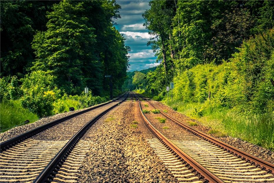 Steine auf Gleise gelegt: Zug muss Schnellbremsung einleiten