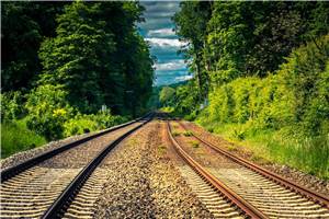 Steine auf Gleise gelegt: Zug muss Schnellbremsung einleiten