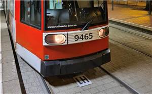 Schwerer Unfall in Bonn: Auto kollidiert mit Straßenbahn