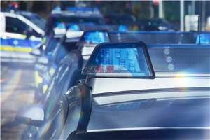 Brachbach: Fahrzeug fährt gegen Straßenlaterne