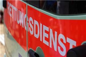 Motorradfahrer stürzen in Weiher: Zwei Schwerverletzte im Westerwald 