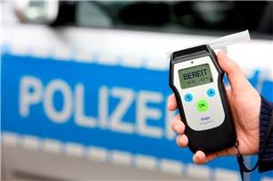 Westerwald: Stark alkoholisierter Autofahrer landet in Straßengraben 