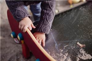 Von Flut beschädigter Kindergarten von Unbekannten verwüstet
