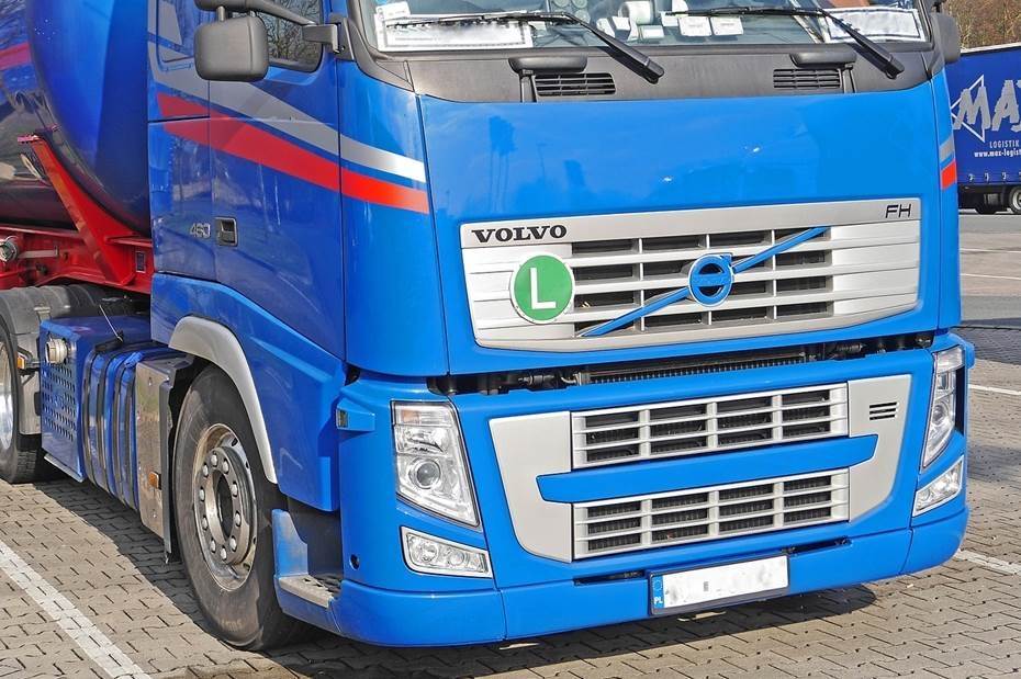 Tank bei Verkehrsunfall aufgeschlitzt: Lkw verliert bis zu 500 Liter Diesel 