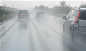 A48: Starker Regen führt zu schwerem Unfall