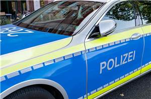 Lkw gerät auf Gegenspur: Autofahrerin knallt in Rheinbrohl gegen Baugerüst