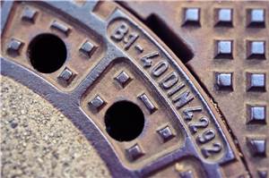 Gefahrstoffe in Kanalisation eingeleitet: Verpuffung hebt acht Kanaldeckel hoch