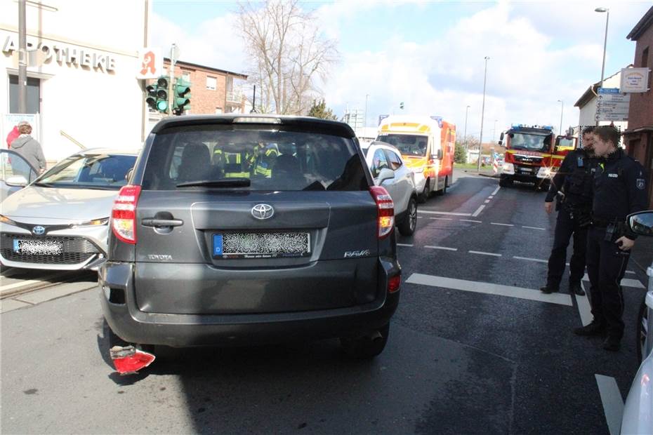 Stopp-Zeichen missachtet: Auto nach Kollision in Gegenverkehr geschleudert 
