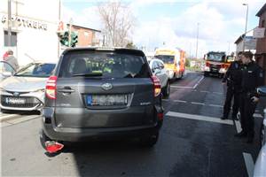 Stopp-Zeichen missachtet: Auto nach Kollision in Gegenverkehr geschleudert 