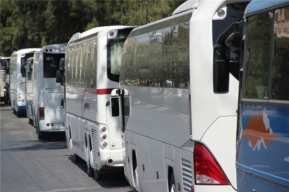 Kreis MYK: Verkehrsunfall zwischen Linienbus und PKW