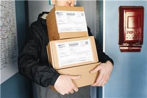Betrüger tauscht Namensschild an Briefkasten aus, um fremde Pakete anzunehmen