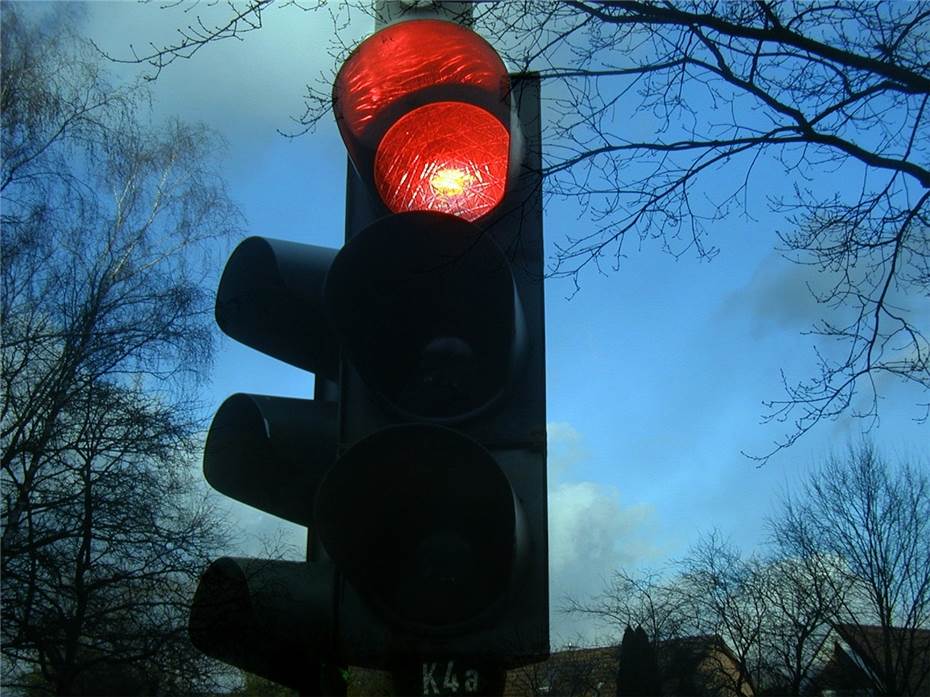 An roter Ampel: Betrunkener Autofahrer fährt auf wartendes Fahrzeug auf 
