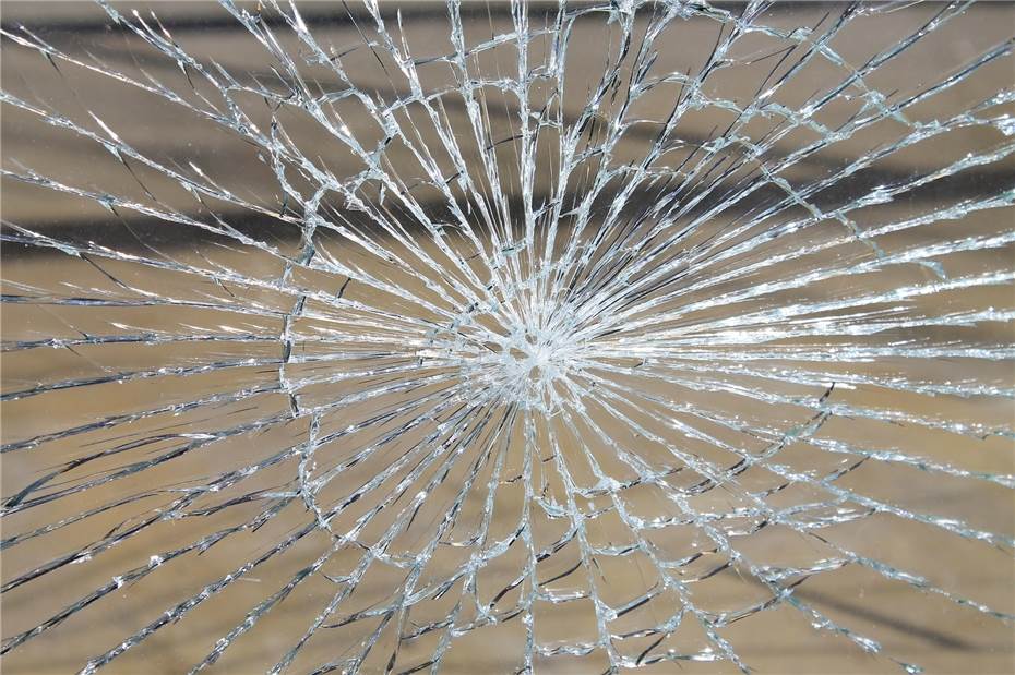 Andernach: Seitenscheibe mit Stein eingeworfen
